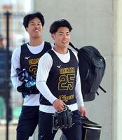 練習の合間、笑顔を見せる岡城（左）と谷端（撮影・山口登）