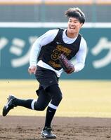 　打球を追う岡城