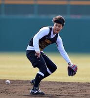 ノックの打球を追う阪神・岡城快生＝ＳＧＬ（撮影・山口登）