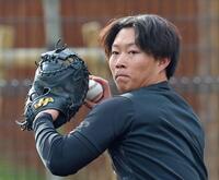 スローイング練習をする藤田（撮影・立川洋一郎）
