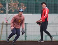 ノックを受ける百崎（右は高寺）＝撮影・山口登