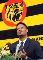 入団会見で知っている日本語を披露するダウリ・モレッタ（撮影・山口登）