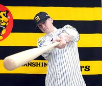 入団会見でポーズを決めるキャム・ディベイニー（撮影・山口登）