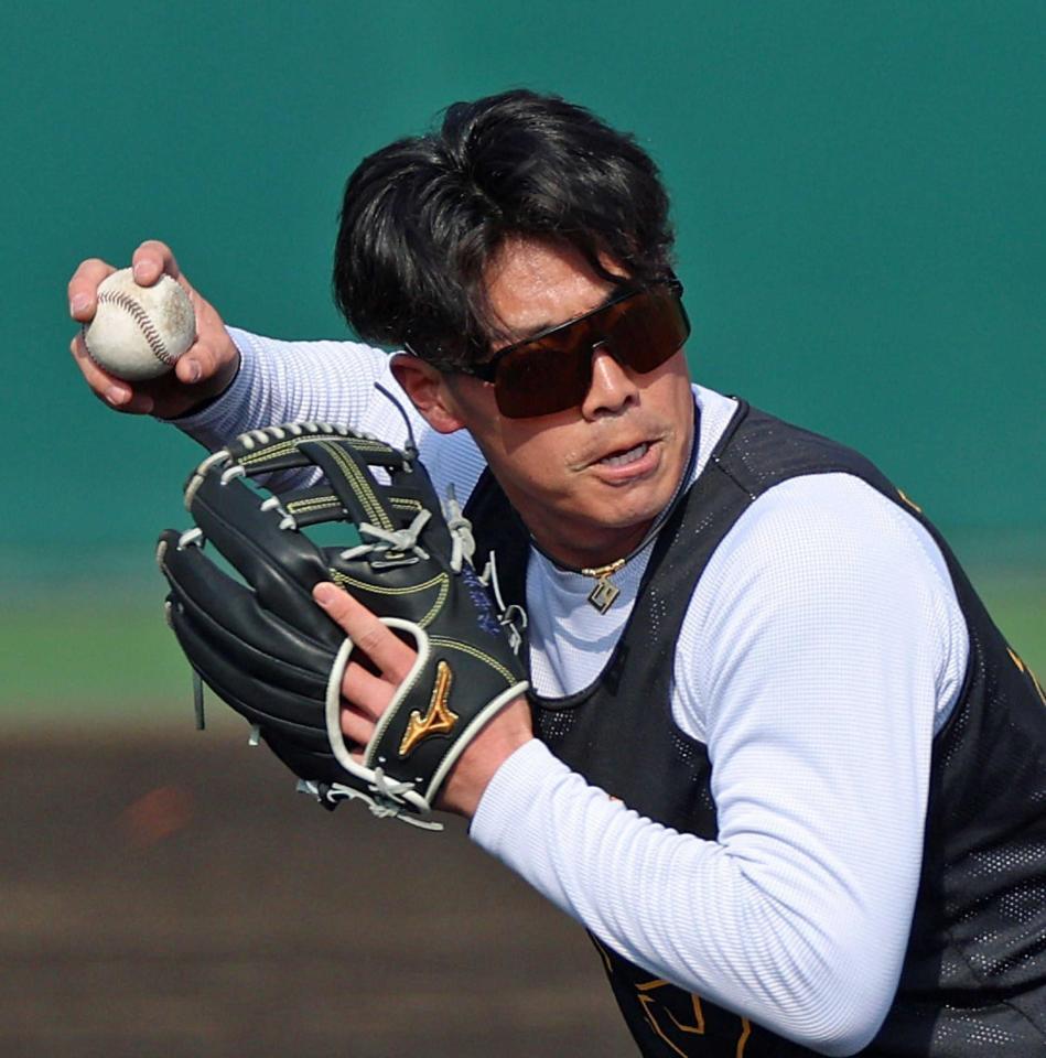 　ノックの打球をさばいて送球する谷端（撮影・立川洋一郎）