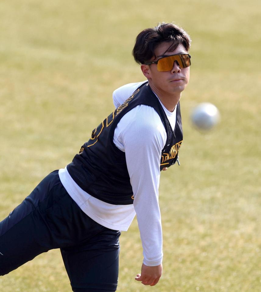 キャッチボールする阪神・谷端将伍＝ＳＧＬ（撮影・山口登）