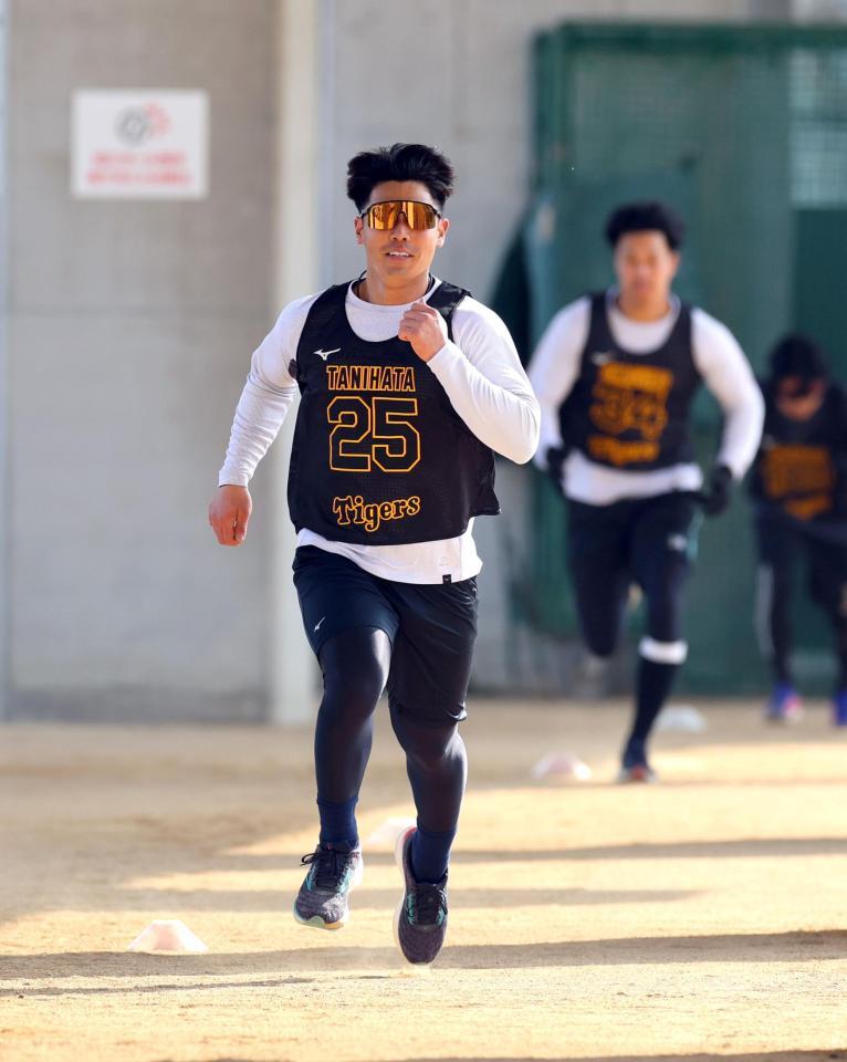 ダッシュする阪神・谷端将伍＝ＳＧＬ（撮影・山口登）