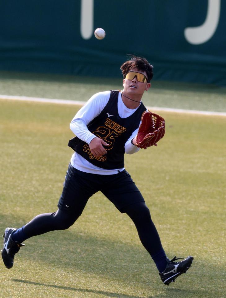 ノックの打球を追う谷端（撮影・山口登）