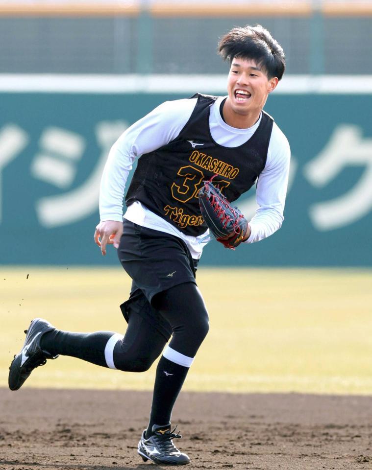 　打球を追う岡城