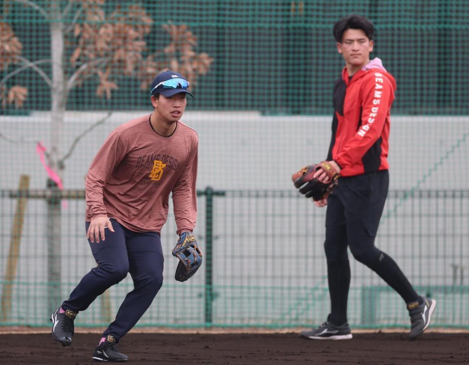 ノックを受ける百崎（右は高寺）＝撮影・山口登