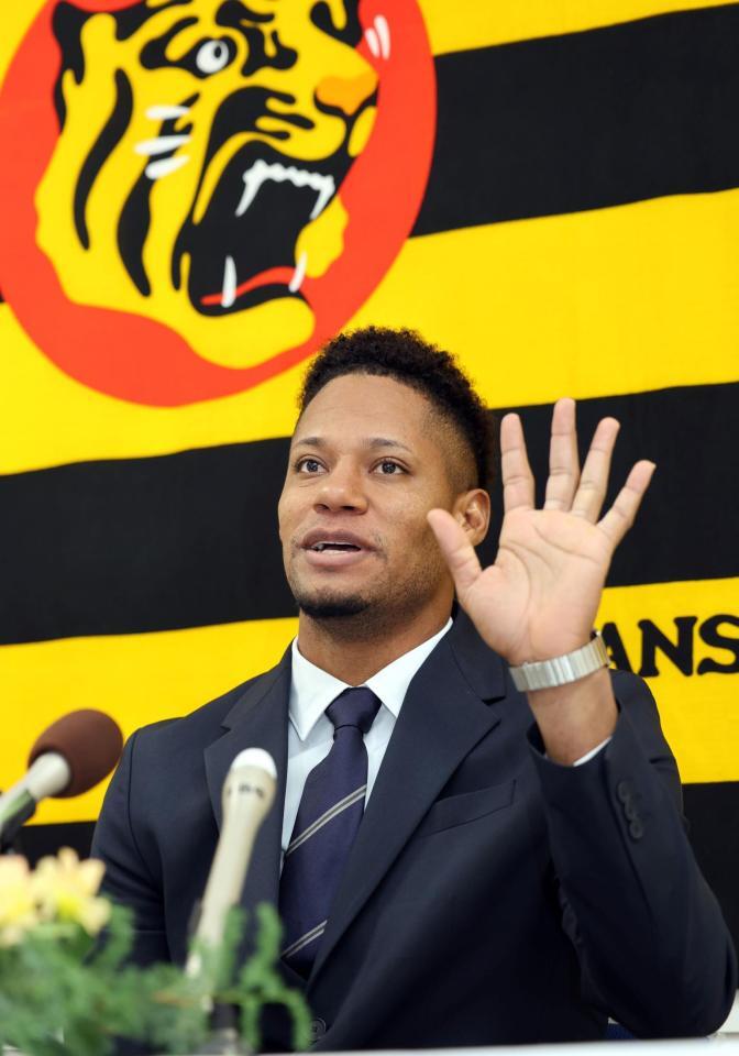 日本語を交えあいさつするダウリ・モレッタ（撮影・山口登）