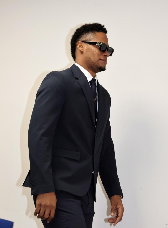 入団会見の席に向かうダウリ・モレッタ（撮影・山口登）