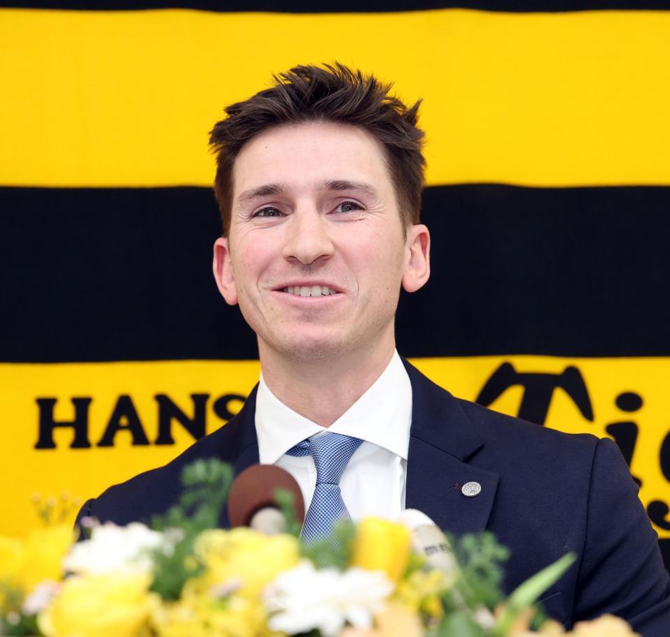 笑顔で入団会見するキャム・ディベイニー（撮影・山口登）