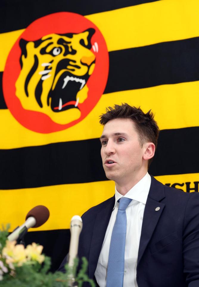 入団会見するキャム・ディベイニー（撮影・山口登）