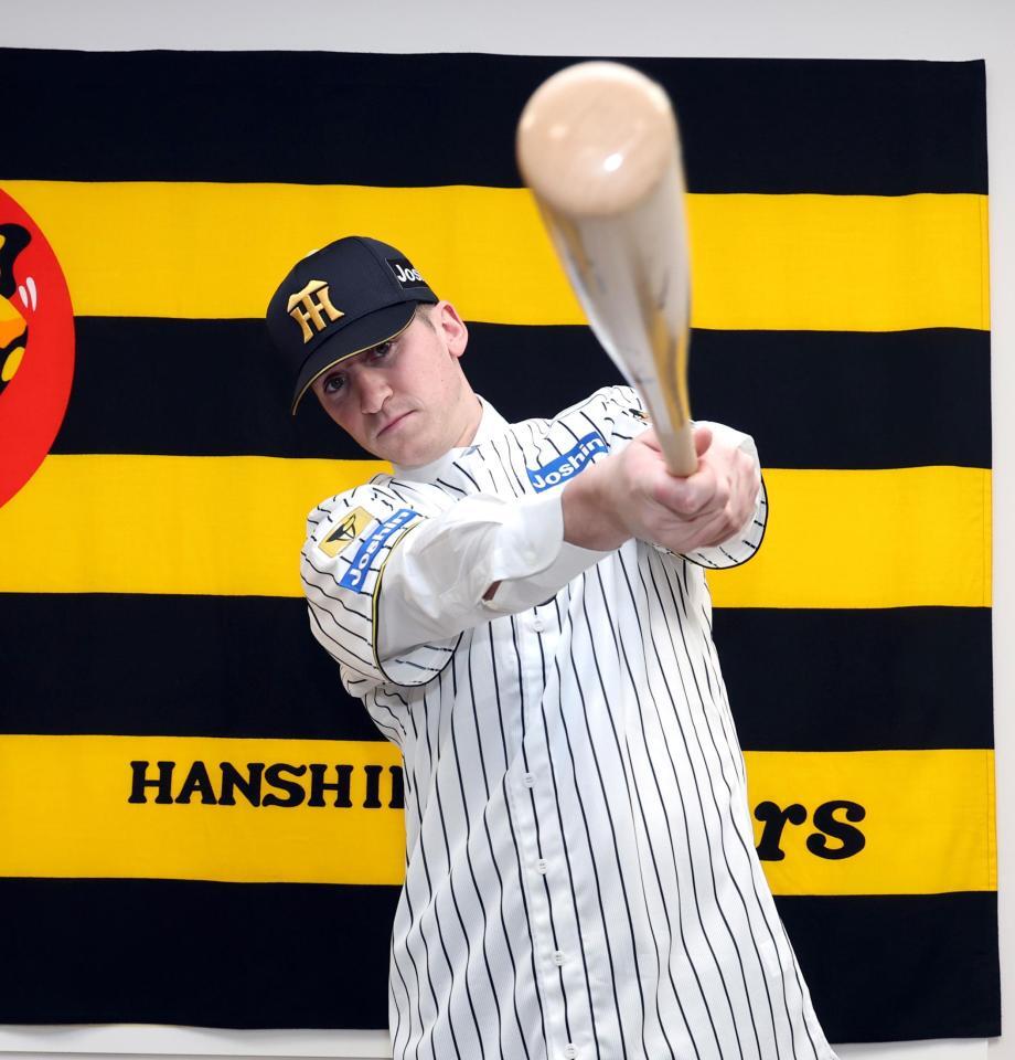 入団会見でポーズを決めるキャム・ディベイニー（撮影・山口登）