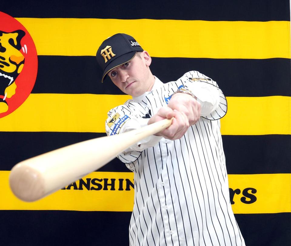 入団会見でポーズを決めるキャム・ディベイニー（撮影・山口登）