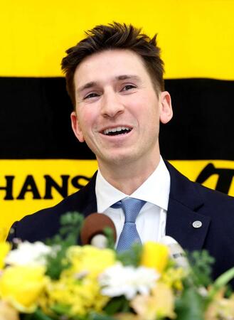 　笑顔で入団会見をするディベイニー（撮影・山口登）