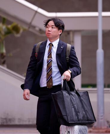 那覇空港に到着した阪神・村上頌樹＝那覇空港（撮影・西田忠信）