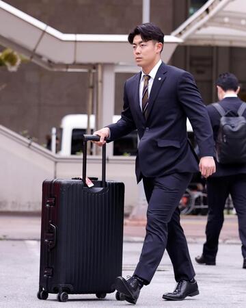 沖縄入りする阪神・谷端将伍＝那覇空港（撮影・西田忠信）