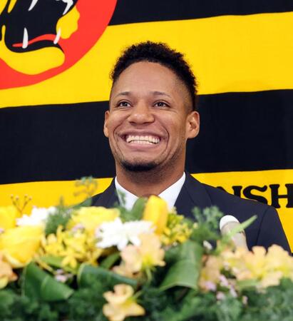 入団会見で笑顔を見せるダウリ・モレッタ（撮影・山口登）