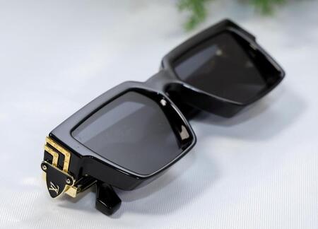 モレッタが着用するサングラス（撮影・山口登）