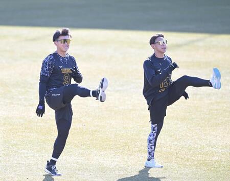 外野の芝でトレーニングする（左から）立石、神宮