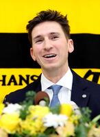 　笑顔で入団会見をするディベイニー（撮影・山口登）