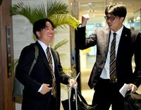 宿舎入りした阪神・村上頌樹（左）は阪神・才木浩人と談笑する＝沖縄・恩納村内のホテル（撮影・田中太一）