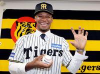 　笑顔でポーズを決めるモレッタ（撮影・山口登）