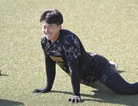 笑顔でストレッチする立石