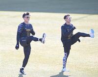 外野の芝でトレーニングする（左から）立石、神宮