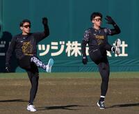 屋外で体を動かす神宮（左）と立石（撮影・立川洋一郎）