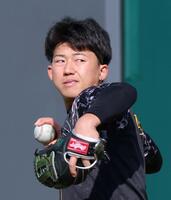 キャッチボールをする阪立石（撮影・立川洋一郎）