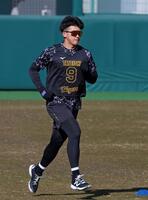 屋外で体を動かす立石（撮影・立川洋一郎）