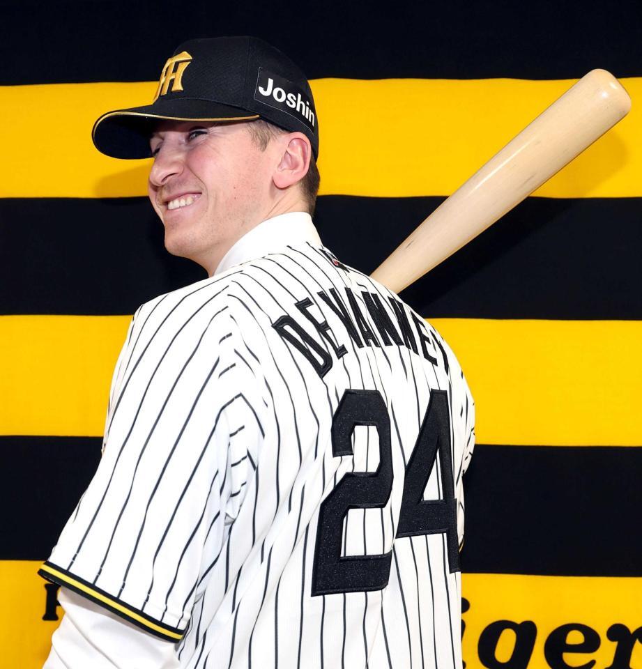 　「２４」を背にポーズを決めるディベイニー（撮影・山口登）