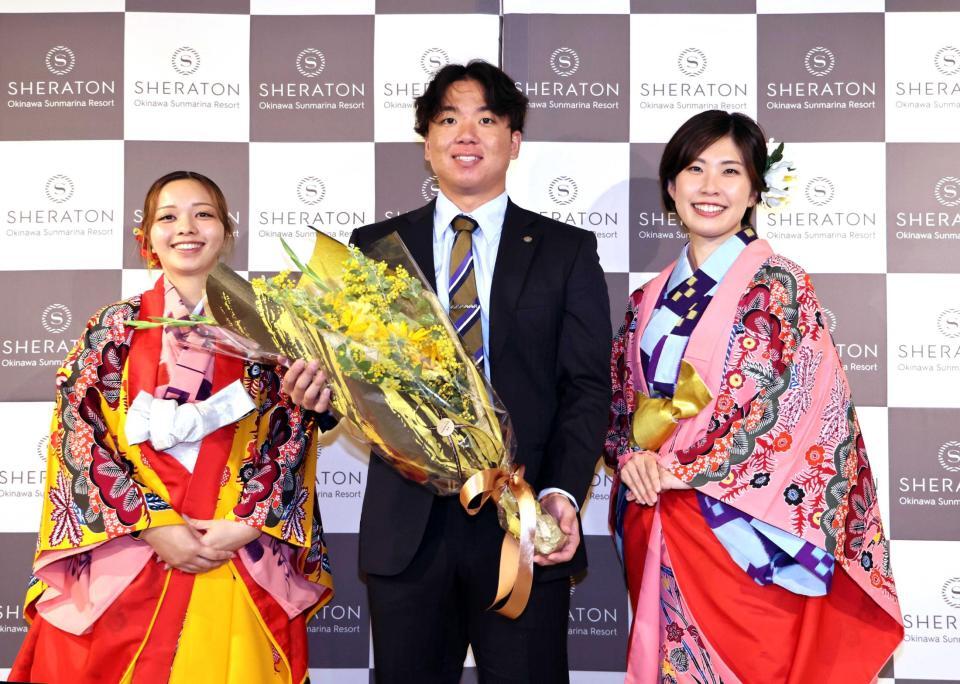 　選手会長としてキャンプに臨む村上は花束を受け取る（撮影・田中太一）