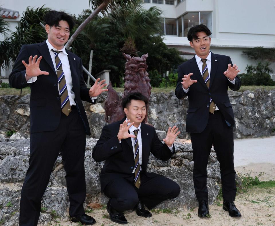 　宿舎に到着し、ポーズを決める（左から）伊藤稜、津田、谷端（撮影・田中太一）