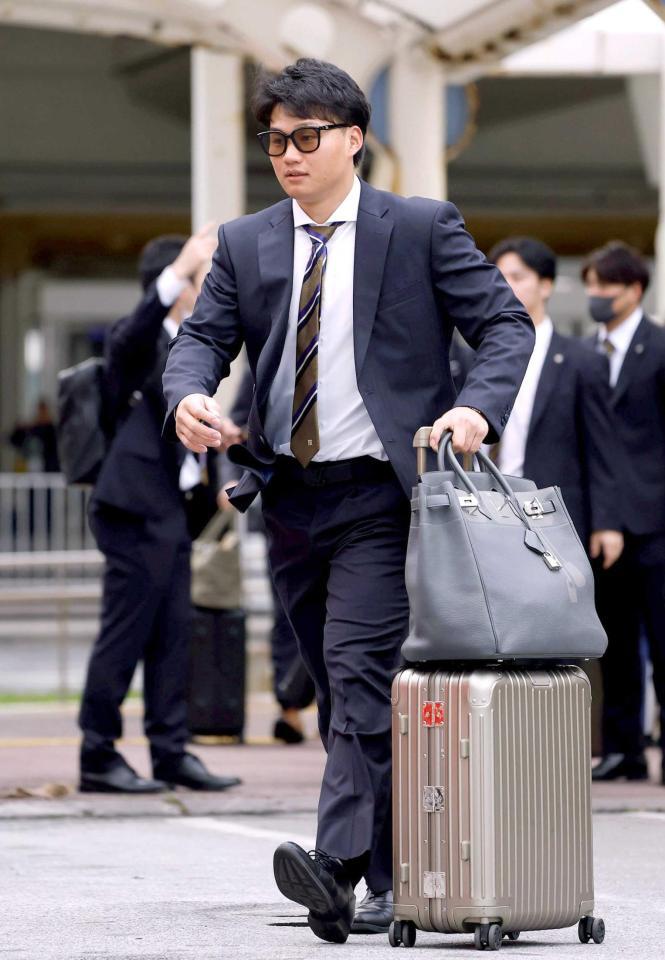 　那覇空港に到着した森下（撮影・西田忠信）