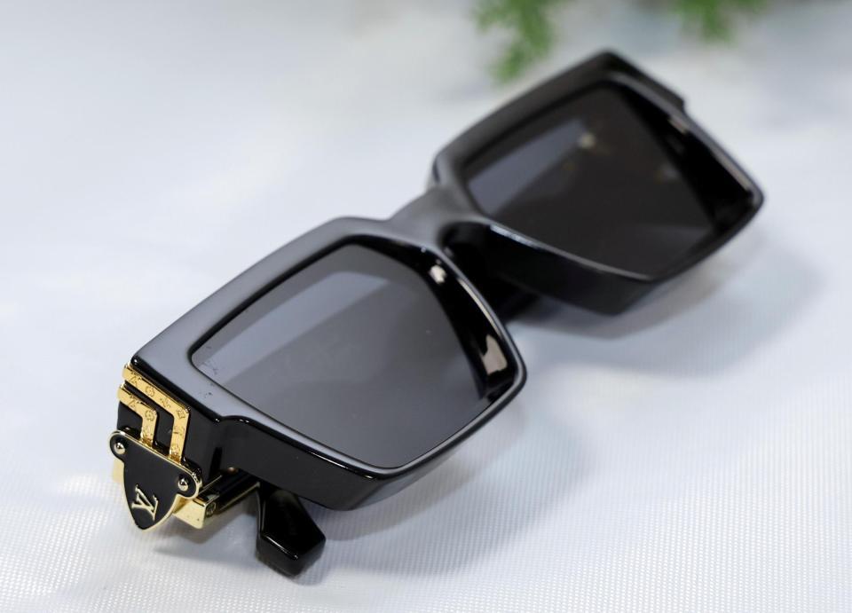 モレッタが着用するサングラス（撮影・山口登）