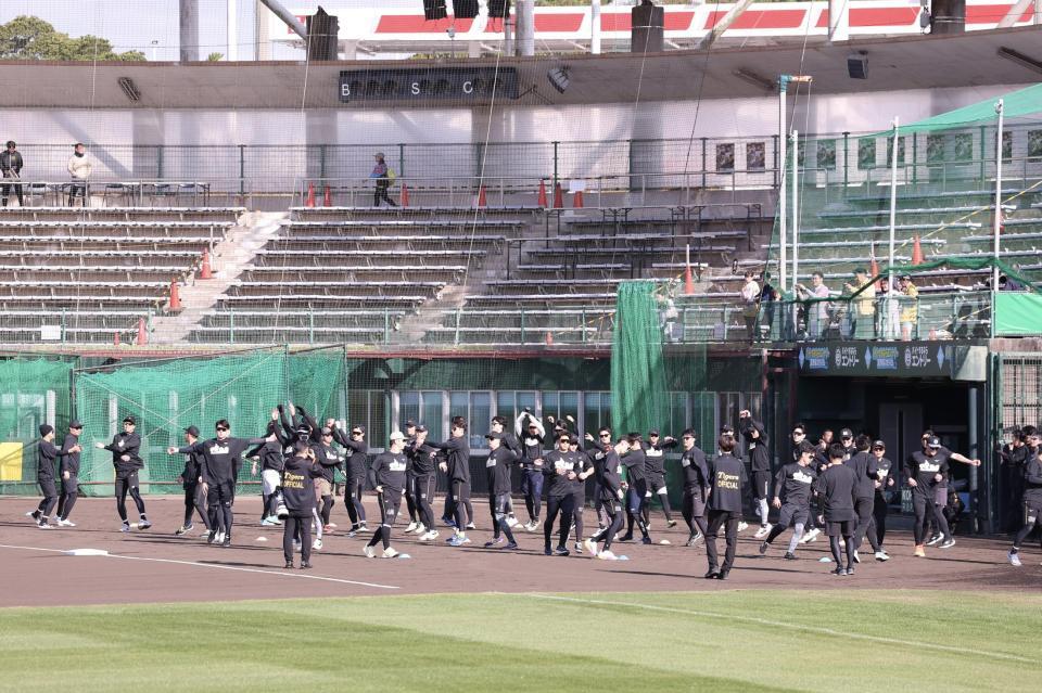 先乗り自主トレを開始した阪神ナイン（撮影・西田忠信）
