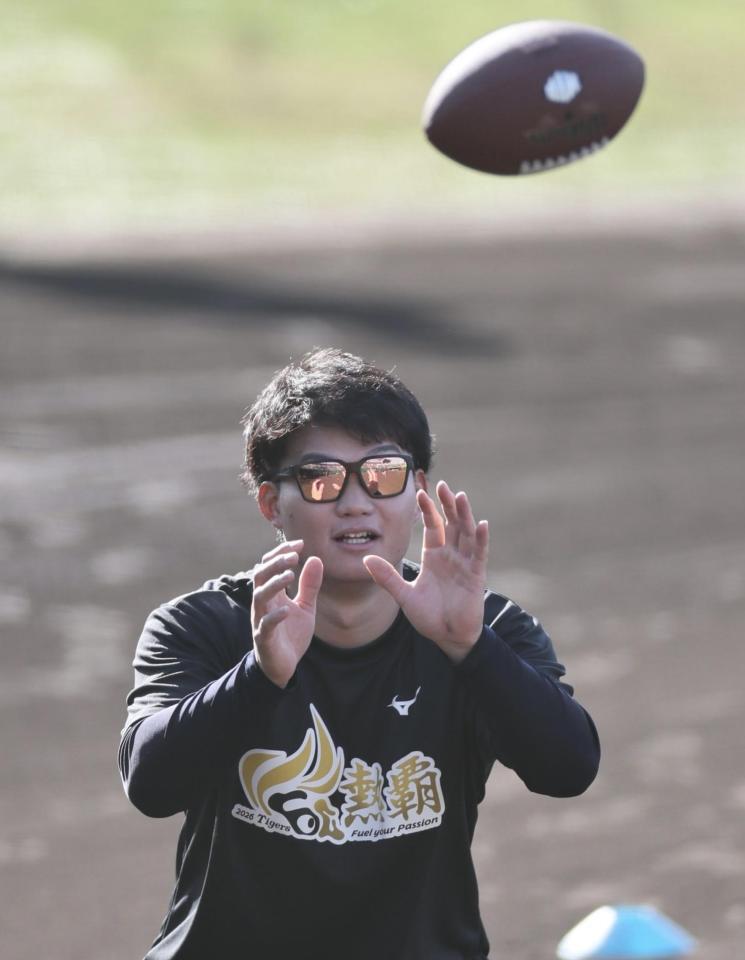 熱覇のＴシャツを着てウォーミングアップをする森下（撮影・田中太一）