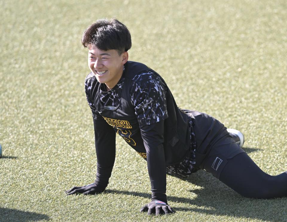 笑顔でストレッチする立石