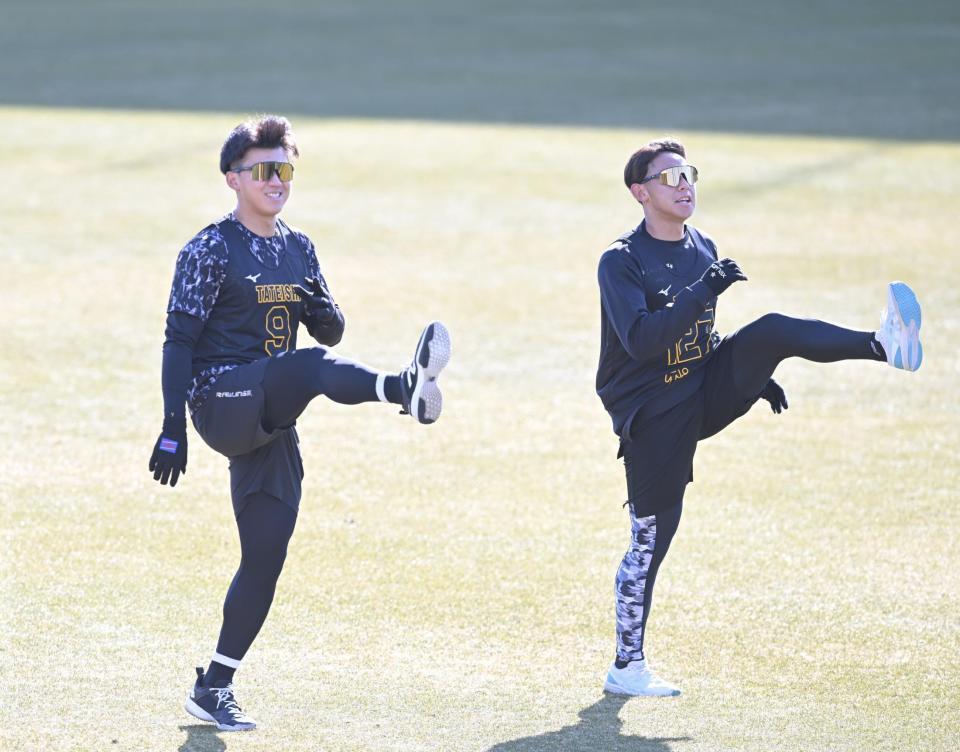 外野の芝でトレーニングする（左から）立石、神宮