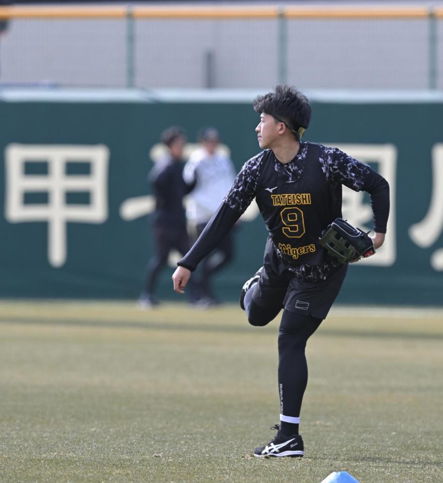 キャッチボールする立石