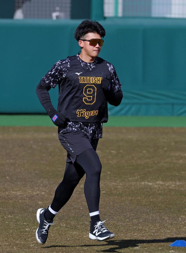 屋外で体を動かす立石（撮影・立川洋一郎）