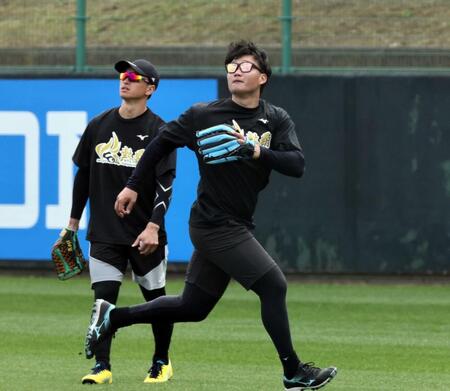 　中堅で打球を追う森下。左は近本（撮影・田中太一）