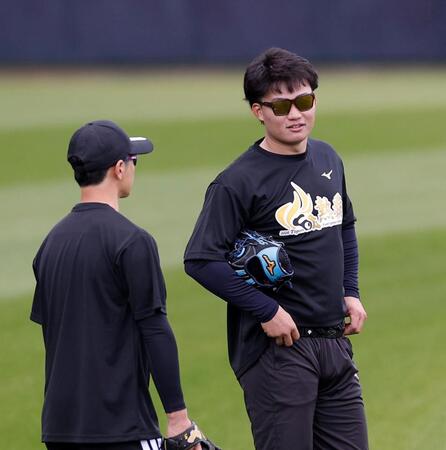 守備練習中に近本（左）と言葉を交わす森下（撮影・西田忠信）