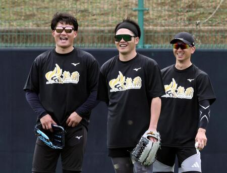 中堅で（右から）近本、小野寺と談笑する森下（撮影・田中太一）