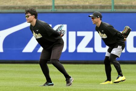 フィギアスケートのような体勢で構える森下（左）と近本（撮影・田中太一）