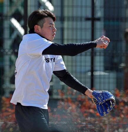 キャッチボールをして調整する村（撮影・立川洋一郎）