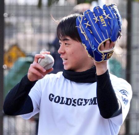 キャッチボールをして調整する下村（撮影・立川洋一郎）